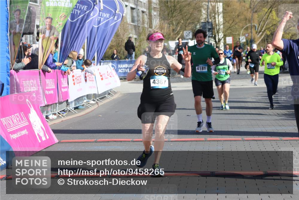 12.04.2026 - 45. Internationalen Wilhelmsburger Insellauf Strokosch-Dieckow http://msf.ph/oto/9458265 12.04.2026 10:48:00 Ziel 4402, 4367, 4181 meine-sportfotos.de