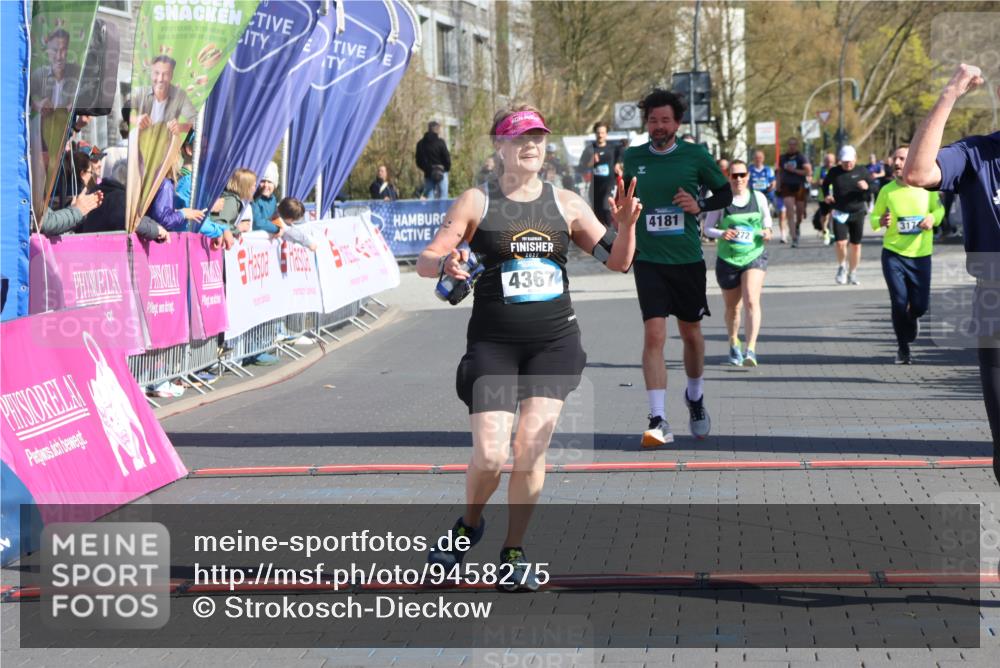 12.04.2026 - 45. Internationalen Wilhelmsburger Insellauf Strokosch-Dieckow http://msf.ph/oto/9458275 12.04.2026 10:48:00 Ziel 4402, 4367, 4181 meine-sportfotos.de