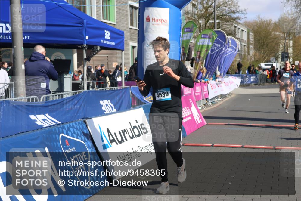 12.04.2026 - 45. Internationalen Wilhelmsburger Insellauf Strokosch-Dieckow http://msf.ph/oto/9458365 12.04.2026 10:48:12 Ziel 4360, 4539, 3762, 4568, 3325, 5749 meine-sportfotos.de