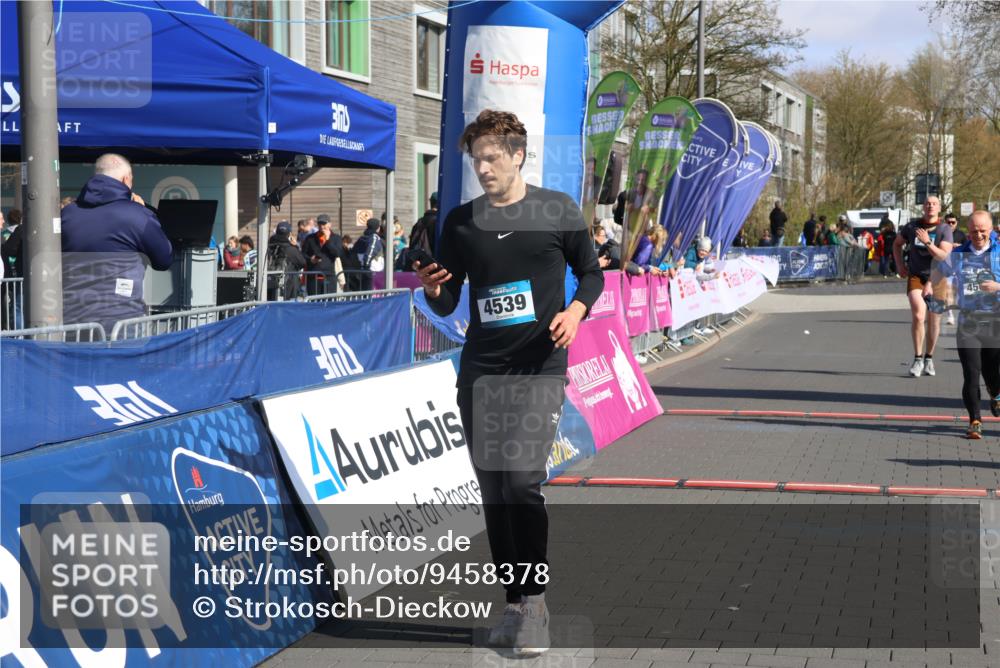 12.04.2026 - 45. Internationalen Wilhelmsburger Insellauf Strokosch-Dieckow http://msf.ph/oto/9458378 12.04.2026 10:48:12 Ziel 4360, 4539, 3762, 4568, 3325, 5749 meine-sportfotos.de