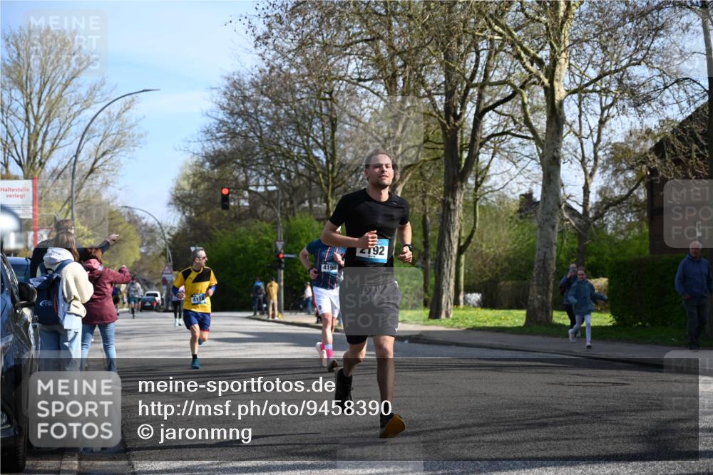 12.04.2026 - 45. Internationalen Wilhelmsburger Insellauf J. Mangold http://msf.ph/oto/9458390 12.04.2026 10:35:59 Ziel 5589, 3084, 3516, 3221, 2192, 3731, 4118, 4190, 4439, 4172, 4030, 5291, 2446, 2446, 2090, 5691, 3796, 2582 meine-sportfotos.de