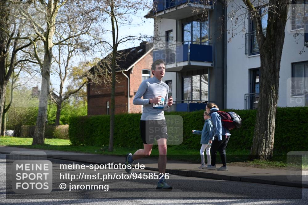 12.04.2026 - 45. Internationalen Wilhelmsburger Insellauf J. Mangold http://msf.ph/oto/9458526 12.04.2026 10:36:23 Ziel 4172, 4030, 5291, 2446, 2090, 5691, 3796, 2582, 3629, 3894, 4544, 3230, 4978, 5567, 2375 meine-sportfotos.de
