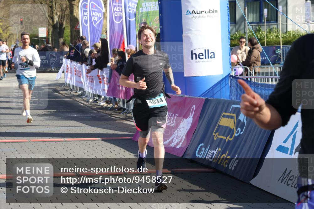 12.04.2026 - 45. Internationalen Wilhelmsburger Insellauf Strokosch-Dieckow http://msf.ph/oto/9458527 12.04.2026 10:48:23 Ziel 4834, 4330, 3311, 2809 meine-sportfotos.de