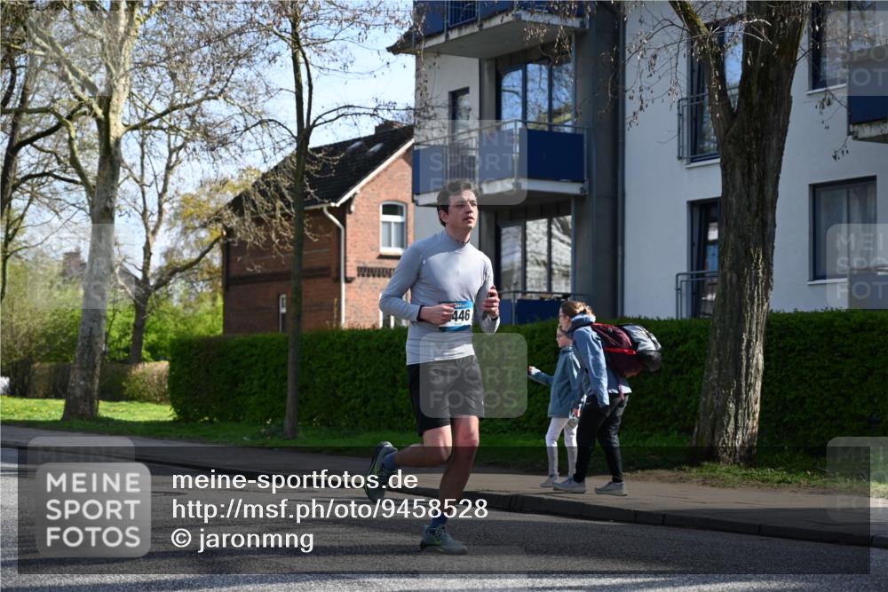 12.04.2026 - 45. Internationalen Wilhelmsburger Insellauf J. Mangold http://msf.ph/oto/9458528 12.04.2026 10:36:23 Ziel 4172, 4030, 5291, 2446, 2090, 5691, 3796, 2582, 3629, 3894, 4544, 3230, 4978, 5567, 2375 meine-sportfotos.de