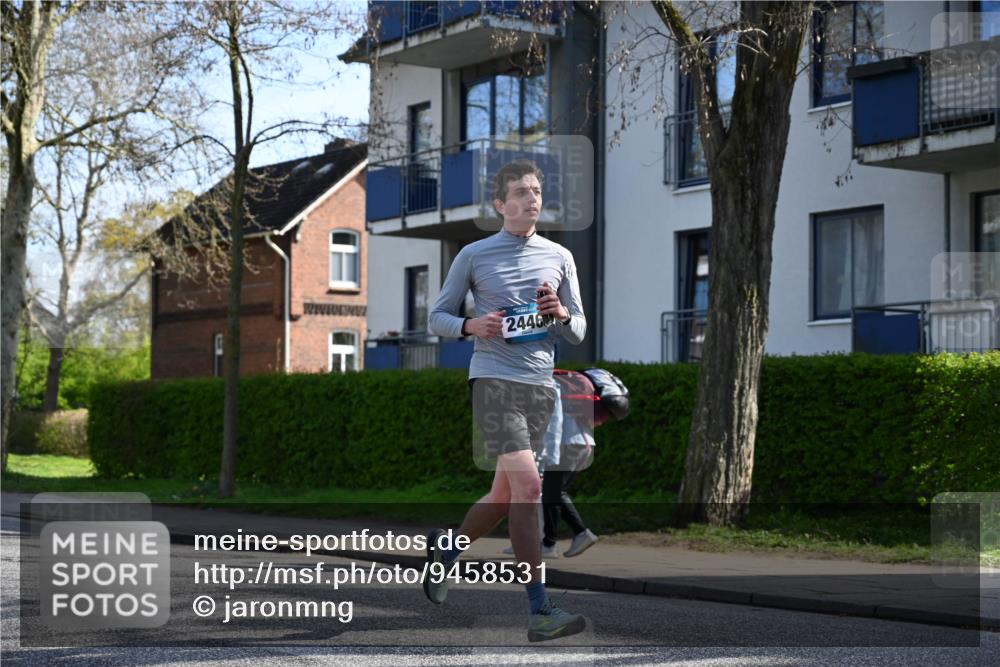 12.04.2026 - 45. Internationalen Wilhelmsburger Insellauf J. Mangold http://msf.ph/oto/9458531 12.04.2026 10:36:23 Ziel 4172, 4030, 5291, 2446, 2090, 5691, 3796, 2582, 3629, 3894, 4544, 3230, 4978, 5567, 2375 meine-sportfotos.de