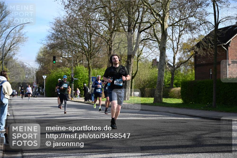 12.04.2026 - 45. Internationalen Wilhelmsburger Insellauf J. Mangold http://msf.ph/oto/9458547 12.04.2026 10:36:35 Ziel 2446, 2090, 5691, 3796, 2582, 3629, 3894, 4544, 3230, 4978, 5567, 2375, 2444, 3670, 2451, 2106, 4467, 4482 meine-sportfotos.de