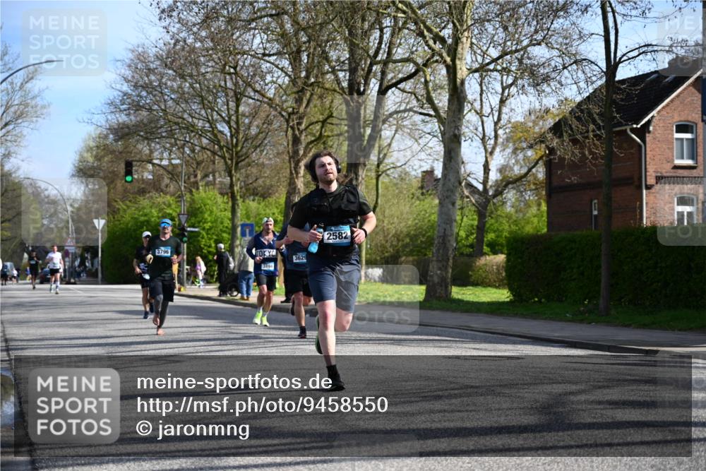 12.04.2026 - 45. Internationalen Wilhelmsburger Insellauf J. Mangold http://msf.ph/oto/9458550 12.04.2026 10:36:35 Ziel 2446, 2090, 5691, 3796, 2582, 3629, 3894, 4544, 3230, 4978, 5567, 2375, 2444, 3670, 2451, 2106, 4467, 4482 meine-sportfotos.de