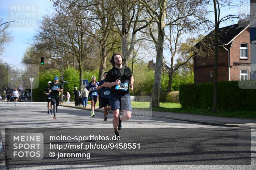12.04.2026 - 45. Internationalen Wilhelmsburger Insellauf J. Mangold http://msf.ph/oto/9458551 12.04.2026 10:36:35 Ziel 2446, 2090, 5691, 3796, 2582, 3629, 3894, 4544, 3230, 4978, 5567, 2375, 2444, 3670, 2451, 2106, 4467, 4482 meine-sportfotos.de
