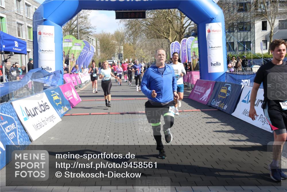 12.04.2026 - 45. Internationalen Wilhelmsburger Insellauf Strokosch-Dieckow http://msf.ph/oto/9458561 12.04.2026 10:48:25 Ziel 4834, 4330, 3311, 2809, 4415, 4681, 2373 meine-sportfotos.de