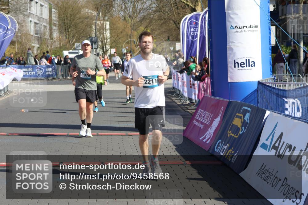 12.04.2026 - 45. Internationalen Wilhelmsburger Insellauf Strokosch-Dieckow http://msf.ph/oto/9458568 12.04.2026 11:05:01 Ziel 2211, 3978, 4484, 4486 meine-sportfotos.de