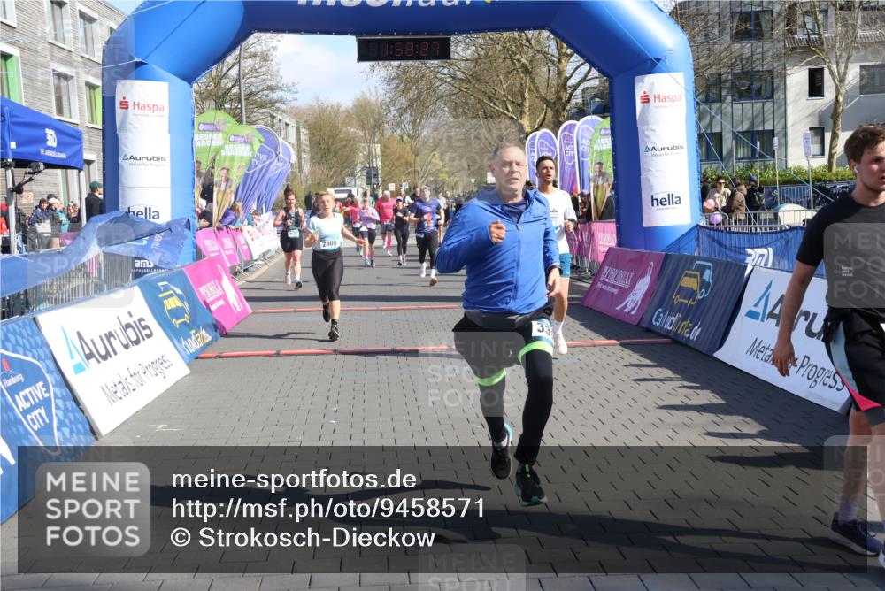 12.04.2026 - 45. Internationalen Wilhelmsburger Insellauf Strokosch-Dieckow http://msf.ph/oto/9458571 12.04.2026 10:48:25 Ziel 4834, 4330, 3311, 2809, 4415, 4681, 2373 meine-sportfotos.de