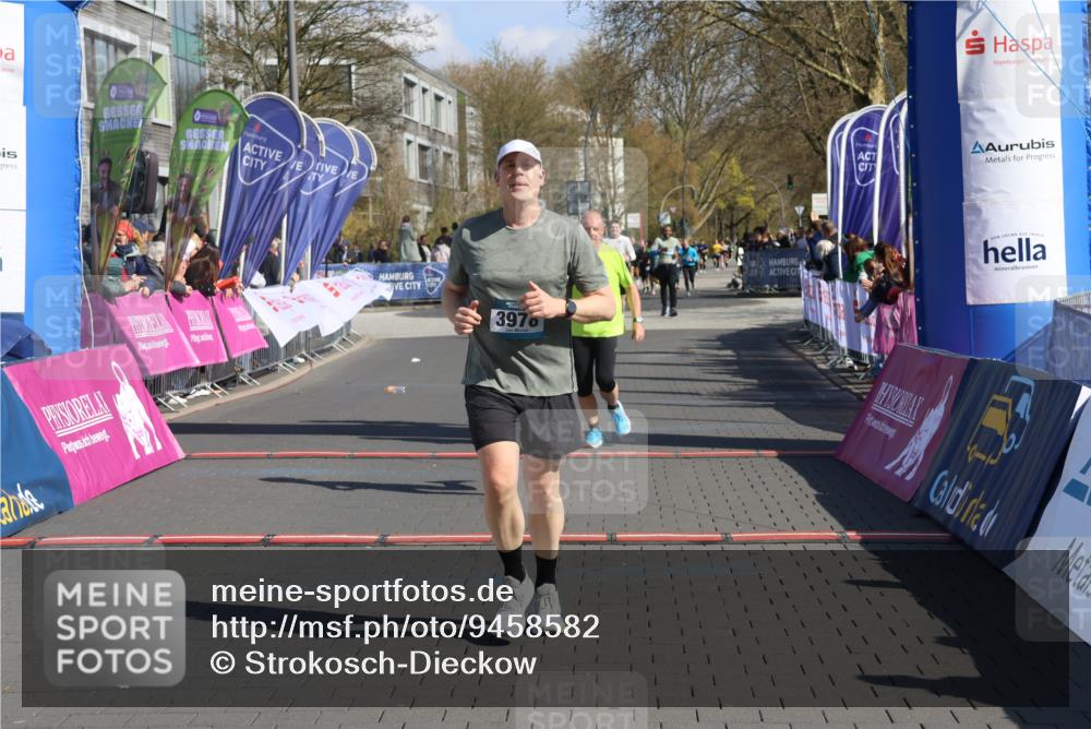 12.04.2026 - 45. Internationalen Wilhelmsburger Insellauf Strokosch-Dieckow http://msf.ph/oto/9458582 12.04.2026 11:05:04 Ziel 3978, 4484, 4486, 3678 meine-sportfotos.de