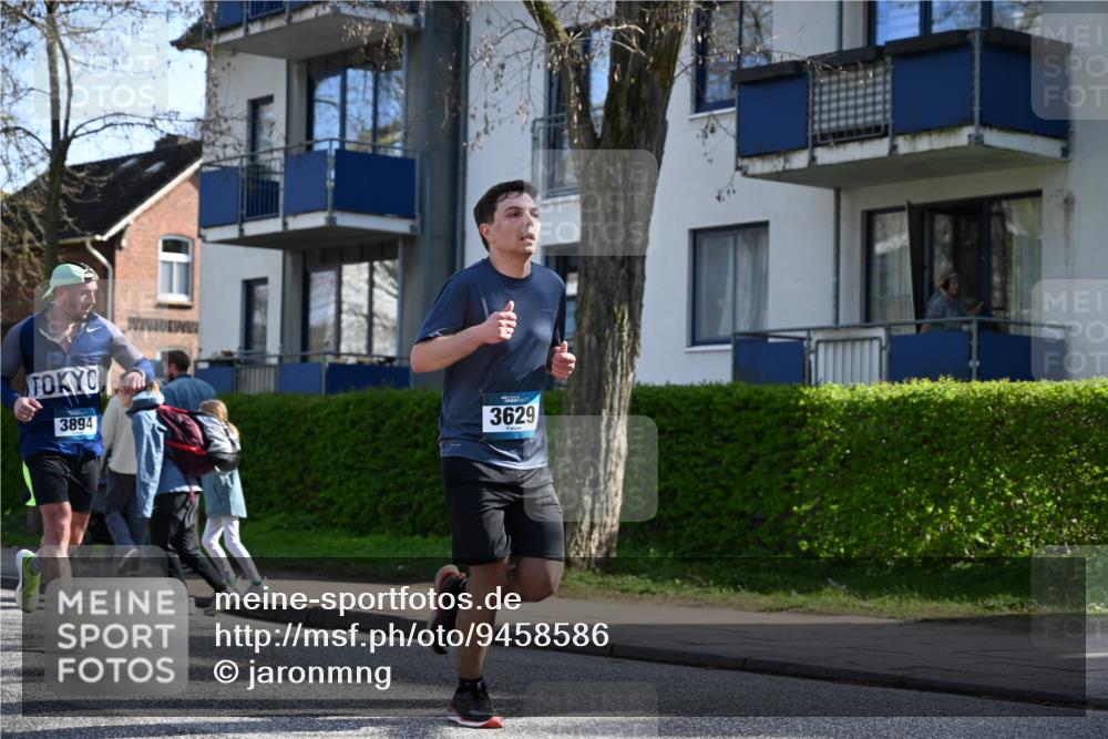 12.04.2026 - 45. Internationalen Wilhelmsburger Insellauf J. Mangold http://msf.ph/oto/9458586 12.04.2026 10:36:39 Ziel 2090, 5691, 3796, 2582, 3629, 3894, 4544, 3230, 4978, 5567, 2375, 2444, 3670, 2451, 2106, 4467, 4482 meine-sportfotos.de