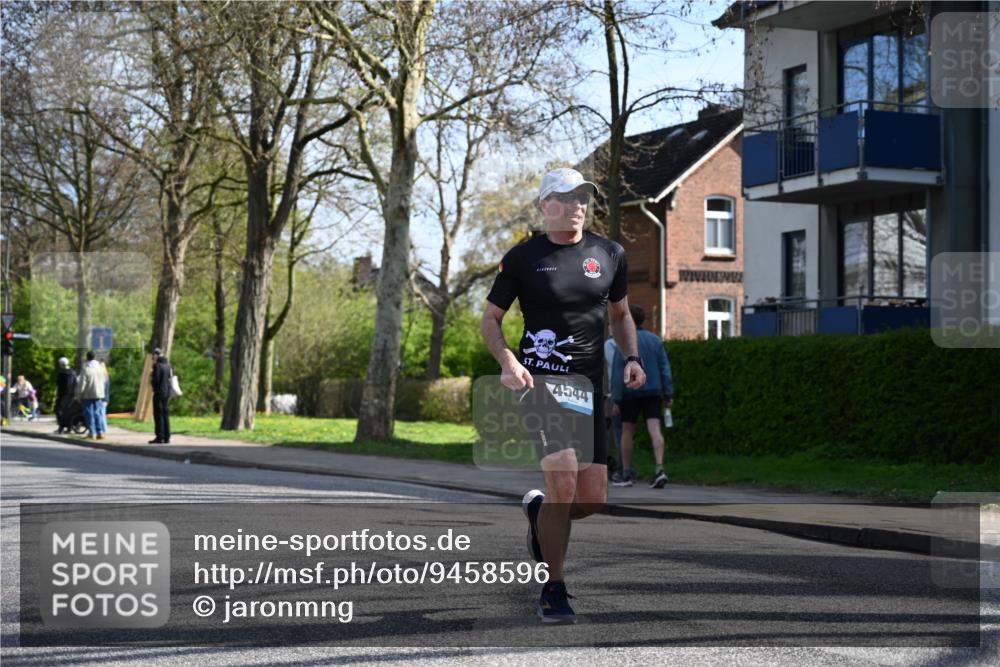 12.04.2026 - 45. Internationalen Wilhelmsburger Insellauf J. Mangold http://msf.ph/oto/9458596 12.04.2026 10:36:41 Ziel 2090, 5691, 3796, 2582, 3629, 3894, 4544, 3230, 4978, 5567, 2375, 2444, 3670, 2451, 2106, 4467, 4482, 4779 meine-sportfotos.de