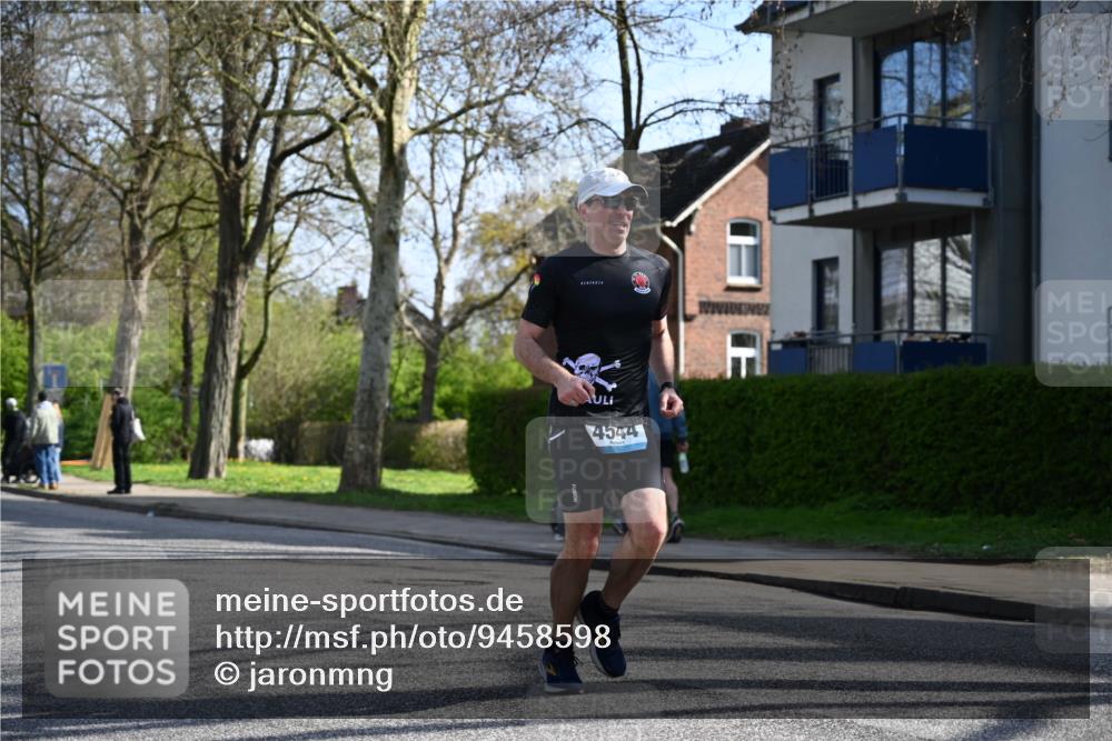 12.04.2026 - 45. Internationalen Wilhelmsburger Insellauf J. Mangold http://msf.ph/oto/9458598 12.04.2026 10:36:41 Ziel 2090, 5691, 3796, 2582, 3629, 3894, 4544, 3230, 4978, 5567, 2375, 2444, 3670, 2451, 2106, 4467, 4482, 4779 meine-sportfotos.de