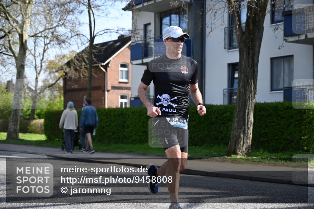 12.04.2026 - 45. Internationalen Wilhelmsburger Insellauf J. Mangold http://msf.ph/oto/9458608 12.04.2026 10:36:42 Ziel 5691, 3796, 2582, 3629, 3894, 4544, 3230, 4978, 5567, 2375, 2444, 3670, 2451, 2106, 4467, 4482, 4779, 3492 meine-sportfotos.de