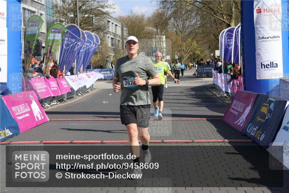 12.04.2026 - 45. Internationalen Wilhelmsburger Insellauf Strokosch-Dieckow http://msf.ph/oto/9458609 12.04.2026 11:05:04 Ziel 3978, 4484, 4486, 3678 meine-sportfotos.de