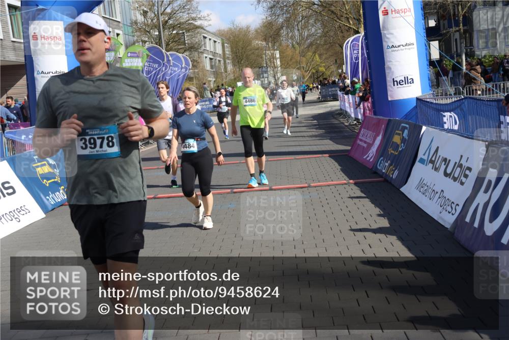 12.04.2026 - 45. Internationalen Wilhelmsburger Insellauf Strokosch-Dieckow http://msf.ph/oto/9458624 12.04.2026 11:05:06 Ziel 4484, 4486, 3678, 2204, 5570, 3679 meine-sportfotos.de