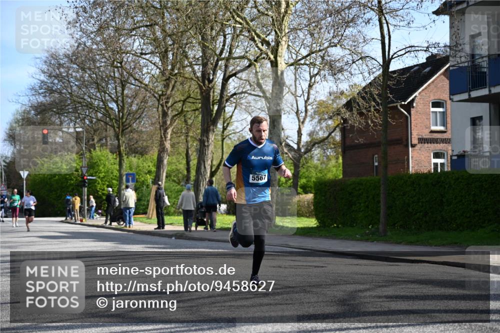 12.04.2026 - 45. Internationalen Wilhelmsburger Insellauf J. Mangold http://msf.ph/oto/9458627 12.04.2026 10:36:59 Ziel 4978, 5567, 2375, 2444, 3670, 2451, 2106, 4467, 4482, 4482, 4779, 3492, 5643, 3238, 2531, 5496 meine-sportfotos.de