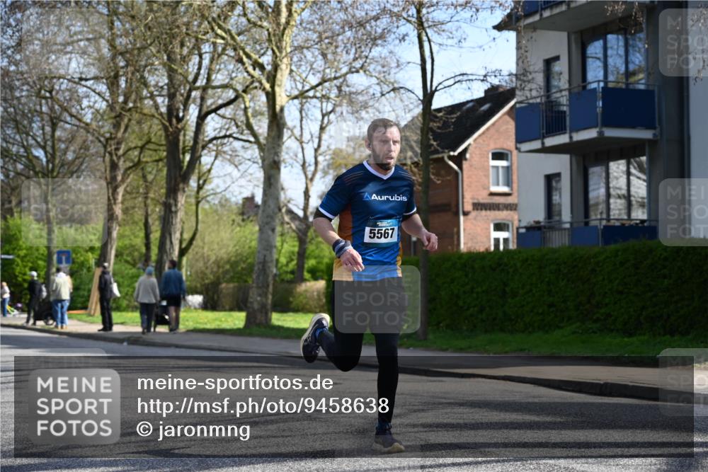 12.04.2026 - 45. Internationalen Wilhelmsburger Insellauf J. Mangold http://msf.ph/oto/9458638 12.04.2026 10:36:59 Ziel 4978, 5567, 2375, 2444, 3670, 2451, 2106, 4467, 4482, 4482, 4779, 3492, 5643, 3238, 2531, 5496 meine-sportfotos.de