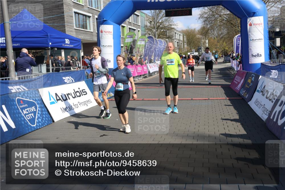 12.04.2026 - 45. Internationalen Wilhelmsburger Insellauf Strokosch-Dieckow http://msf.ph/oto/9458639 12.04.2026 11:05:07 Ziel 4484, 4486, 3678, 2204, 5570, 3679 meine-sportfotos.de