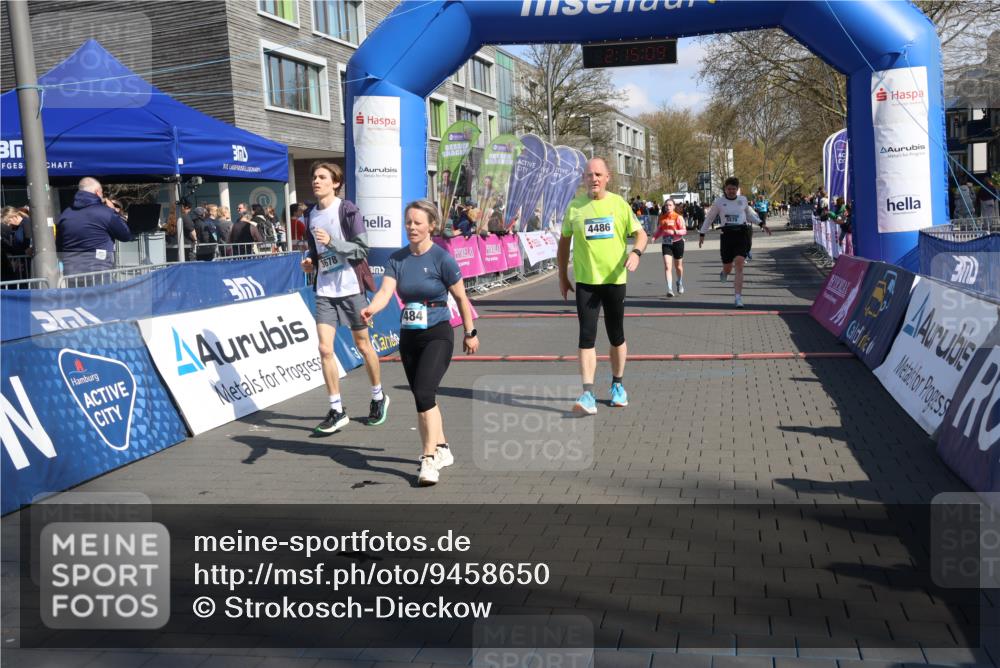 12.04.2026 - 45. Internationalen Wilhelmsburger Insellauf Strokosch-Dieckow http://msf.ph/oto/9458650 12.04.2026 11:05:07 Ziel 4484, 4486, 3678, 2204, 5570, 3679 meine-sportfotos.de