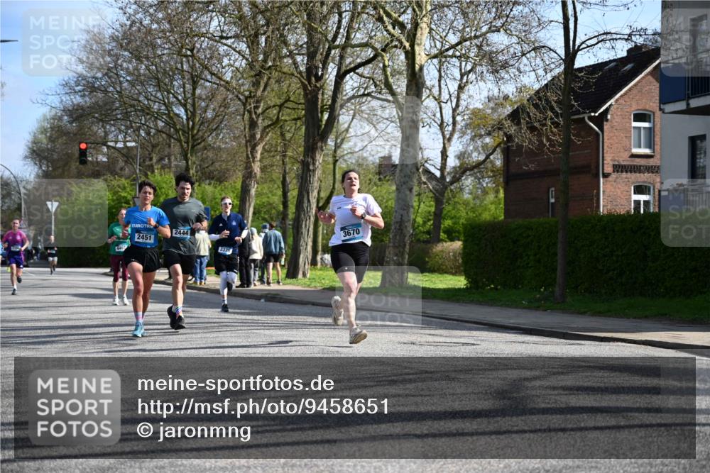 12.04.2026 - 45. Internationalen Wilhelmsburger Insellauf J. Mangold http://msf.ph/oto/9458651 12.04.2026 10:37:06 Ziel 5567, 2375, 2444, 3670, 2451, 2106, 4467, 4482, 4779, 3492, 3492, 5643, 3238, 2531, 5496, 5251, 3182, 2568, 2657 meine-sportfotos.de