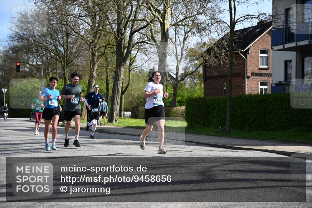 12.04.2026 - 45. Internationalen Wilhelmsburger Insellauf J. Mangold http://msf.ph/oto/9458656 12.04.2026 10:37:06 Ziel 5567, 2375, 2444, 3670, 2451, 2106, 4467, 4482, 4779, 3492, 3492, 5643, 3238, 2531, 5496, 5251, 3182, 2568, 2657 meine-sportfotos.de
