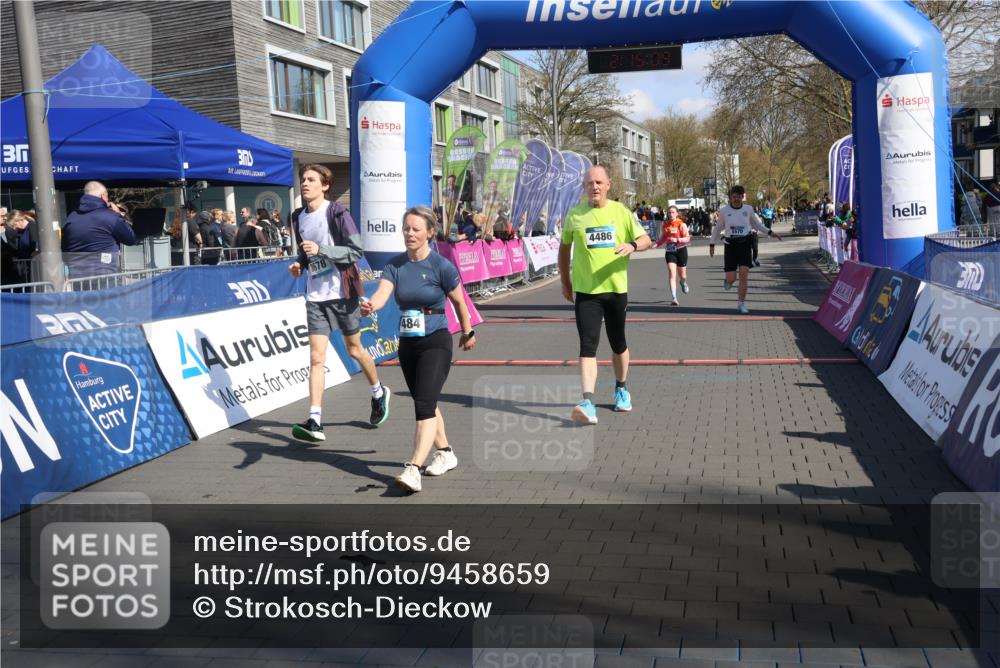 12.04.2026 - 45. Internationalen Wilhelmsburger Insellauf Strokosch-Dieckow http://msf.ph/oto/9458659 12.04.2026 11:05:07 Ziel 4484, 4486, 3678, 2204, 5570, 3679 meine-sportfotos.de