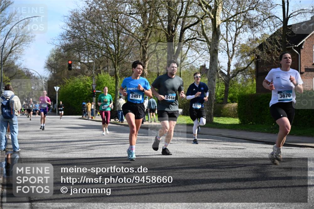 12.04.2026 - 45. Internationalen Wilhelmsburger Insellauf J. Mangold http://msf.ph/oto/9458660 12.04.2026 10:37:07 Ziel 5567, 2375, 2444, 3670, 2451, 2106, 4467, 4482, 4779, 3492, 5643, 5643, 3238, 2531, 5496, 5251, 3182, 2568, 2657 meine-sportfotos.de