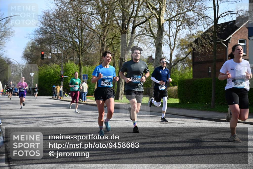12.04.2026 - 45. Internationalen Wilhelmsburger Insellauf J. Mangold http://msf.ph/oto/9458663 12.04.2026 10:37:07 Ziel 5567, 2375, 2444, 3670, 2451, 2106, 4467, 4482, 4779, 3492, 5643, 5643, 3238, 2531, 5496, 5251, 3182, 2568, 2657 meine-sportfotos.de