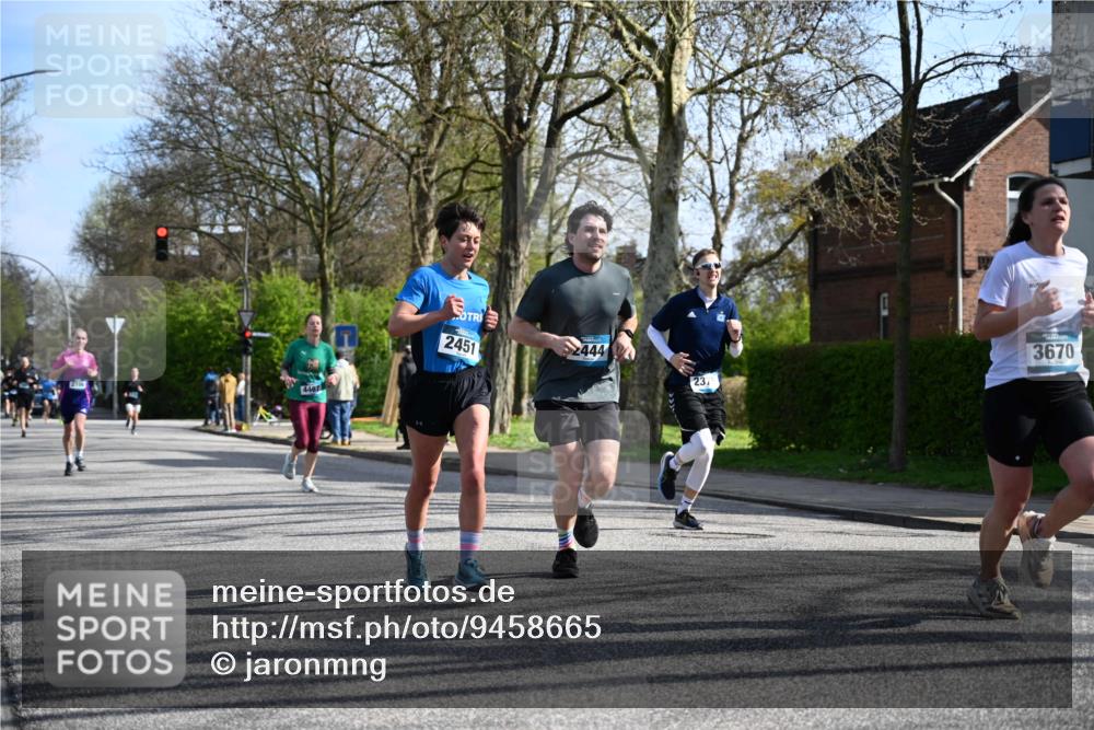 12.04.2026 - 45. Internationalen Wilhelmsburger Insellauf J. Mangold http://msf.ph/oto/9458665 12.04.2026 10:37:07 Ziel 5567, 2375, 2444, 3670, 2451, 2106, 4467, 4482, 4779, 3492, 5643, 5643, 3238, 2531, 5496, 5251, 3182, 2568, 2657 meine-sportfotos.de