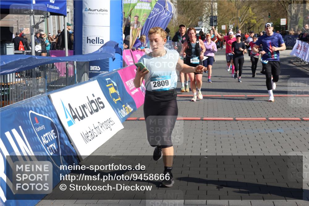 12.04.2026 - 45. Internationalen Wilhelmsburger Insellauf Strokosch-Dieckow http://msf.ph/oto/9458666 12.04.2026 10:48:27 Ziel 4330, 3311, 2809, 4415, 4681, 2373, 2384, 2442, 3631, 5578, 3414 meine-sportfotos.de