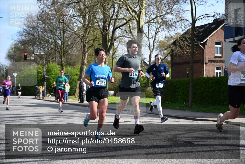 12.04.2026 - 45. Internationalen Wilhelmsburger Insellauf J. Mangold http://msf.ph/oto/9458668 12.04.2026 10:37:07 Ziel 5567, 2375, 2444, 3670, 2451, 2106, 4467, 4482, 4779, 3492, 5643, 5643, 3238, 2531, 5496, 5251, 3182, 2568, 2657 meine-sportfotos.de
