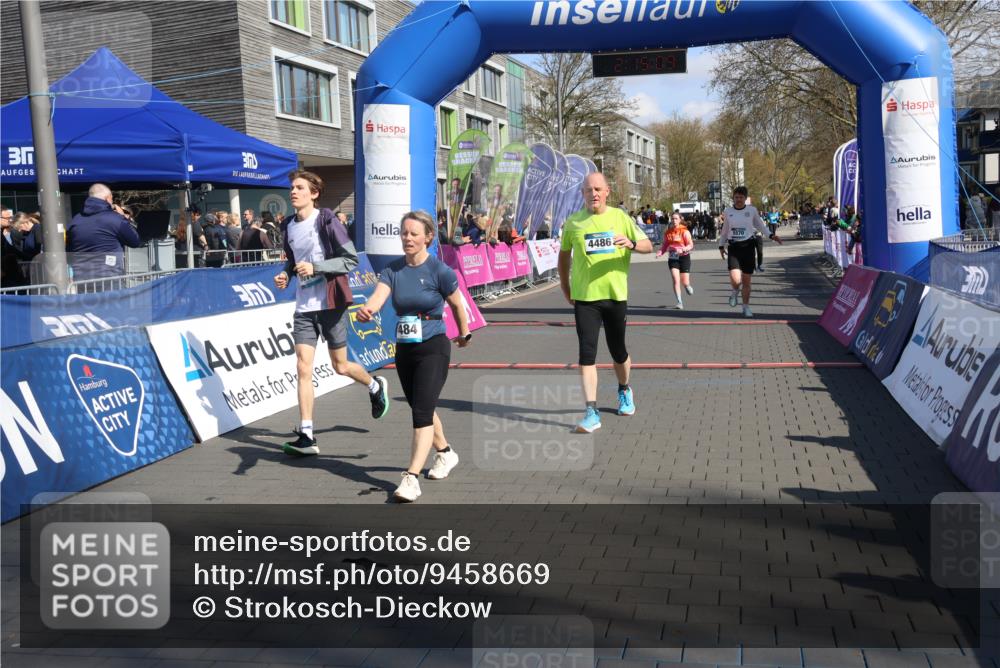 12.04.2026 - 45. Internationalen Wilhelmsburger Insellauf Strokosch-Dieckow http://msf.ph/oto/9458669 12.04.2026 11:05:07 Ziel 4484, 4486, 3678, 2204, 5570, 3679 meine-sportfotos.de