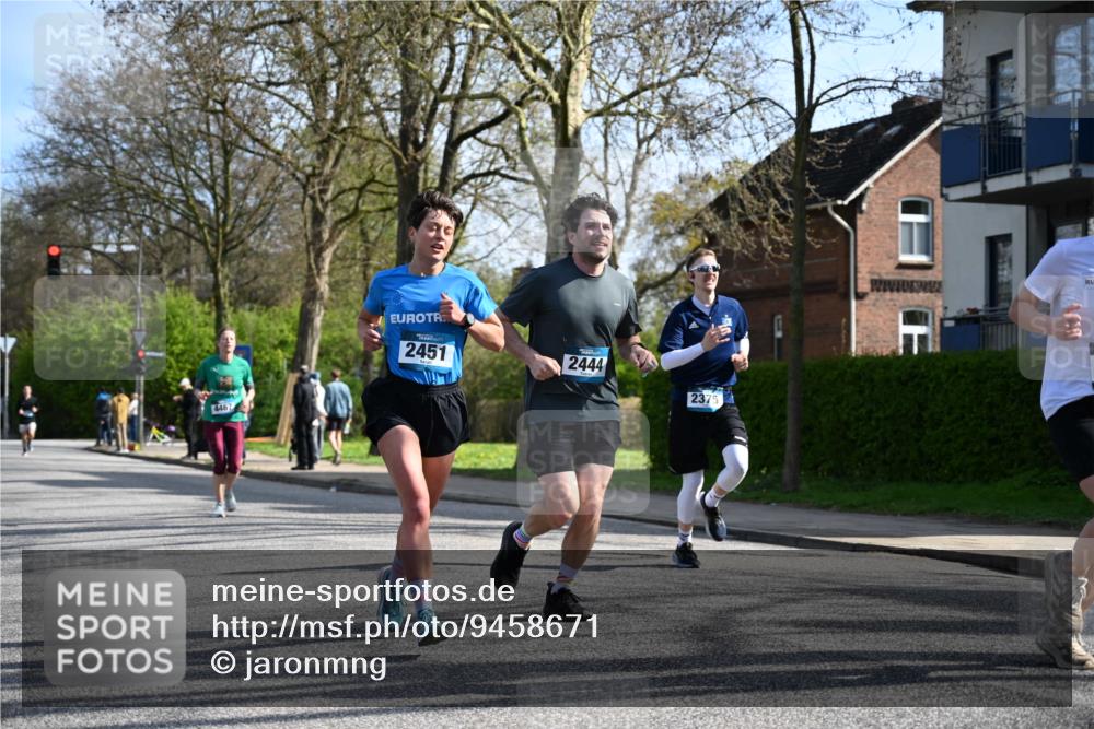 12.04.2026 - 45. Internationalen Wilhelmsburger Insellauf J. Mangold http://msf.ph/oto/9458671 12.04.2026 10:37:08 Ziel 5567, 2375, 2444, 3670, 2451, 2106, 4467, 4482, 4779, 3492, 5643, 3238, 2531, 5496, 5251, 3182, 2568, 2657, 4833, 5706 meine-sportfotos.de