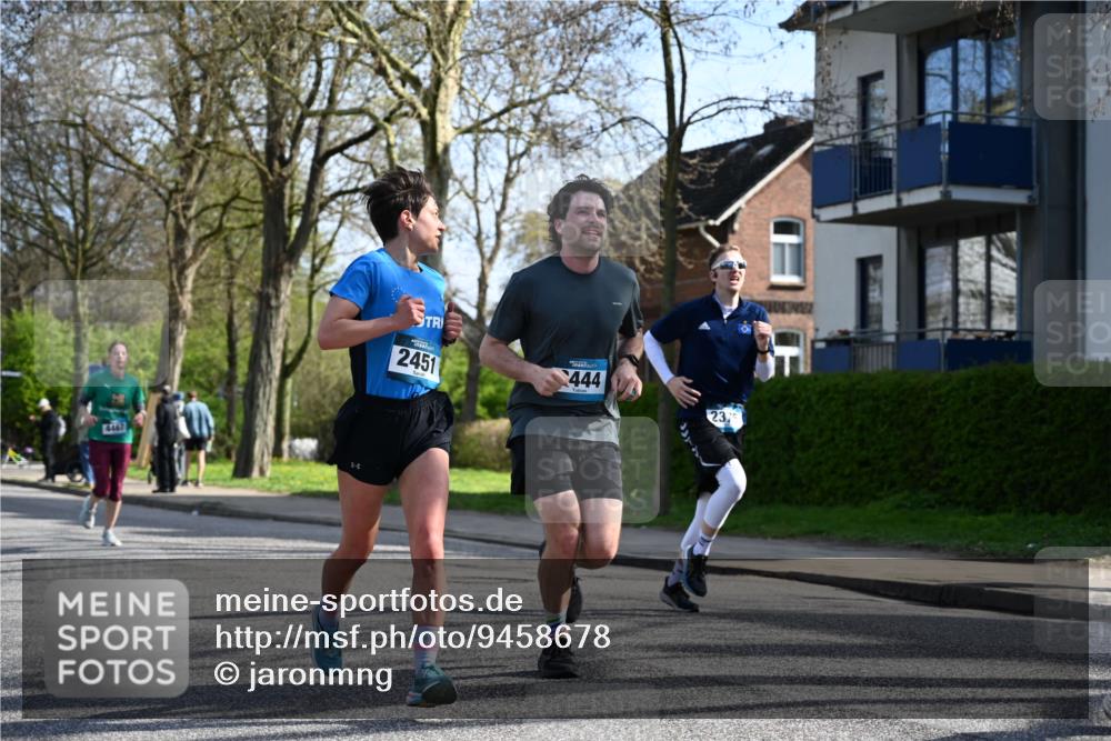 12.04.2026 - 45. Internationalen Wilhelmsburger Insellauf J. Mangold http://msf.ph/oto/9458678 12.04.2026 10:37:08 Ziel 5567, 2375, 2444, 3670, 2451, 2106, 4467, 4482, 4779, 3492, 5643, 3238, 2531, 5496, 5251, 3182, 2568, 2657, 4833, 5706 meine-sportfotos.de
