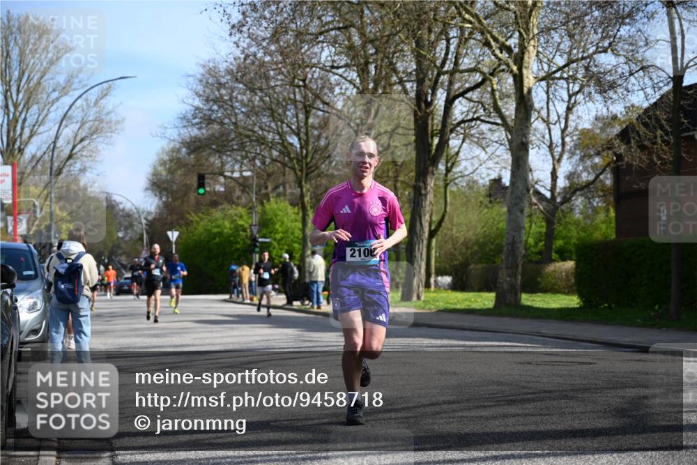 12.04.2026 - 45. Internationalen Wilhelmsburger Insellauf J. Mangold http://msf.ph/oto/9458718 12.04.2026 10:37:12 Ziel 2444, 3670, 2451, 2106, 4467, 4482, 4779, 3492, 5643, 3238, 2531, 5496, 5251, 5251, 3182, 2568, 2657, 4833, 5706 meine-sportfotos.de