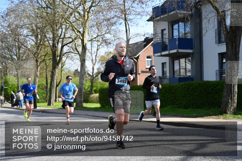 12.04.2026 - 45. Internationalen Wilhelmsburger Insellauf J. Mangold http://msf.ph/oto/9458742 12.04.2026 10:37:19 Ziel 2106, 4467, 4482, 4779, 3492, 5643, 3238, 2531, 5496, 5251, 3182, 2568, 2657, 4833, 5706, 2105, 4013, 3386 meine-sportfotos.de