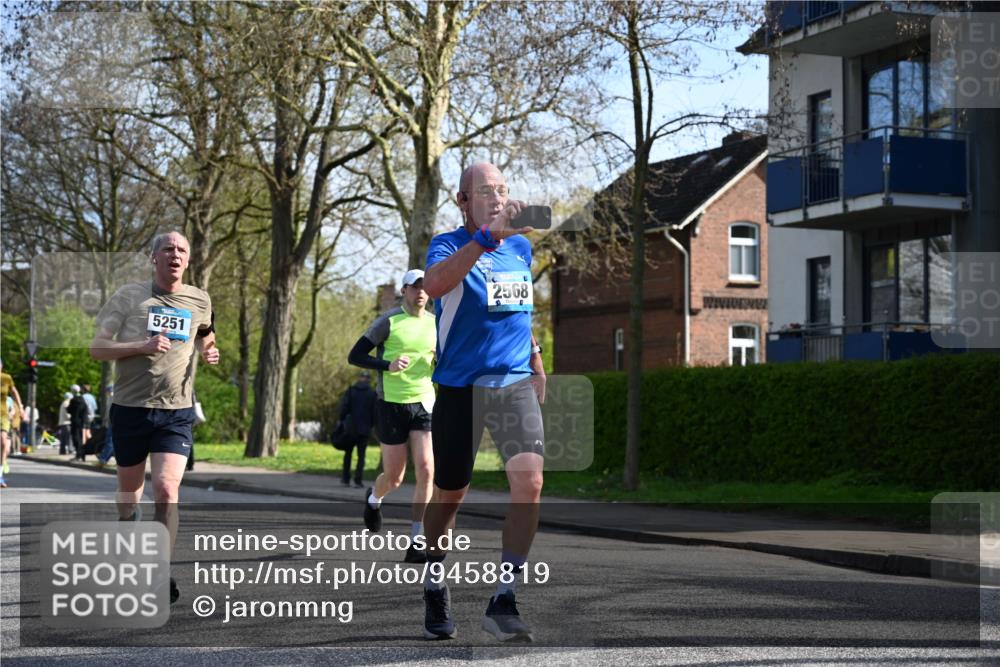 12.04.2026 - 45. Internationalen Wilhelmsburger Insellauf J. Mangold http://msf.ph/oto/9458819 12.04.2026 10:37:39 Ziel 5496, 5251, 3182, 2568, 2657, 4833, 5706, 2105, 4013, 3386, 5289, 2537, 2020, 5363, 2986, 2986, 5732, 3087, 4832, 2605 meine-sportfotos.de