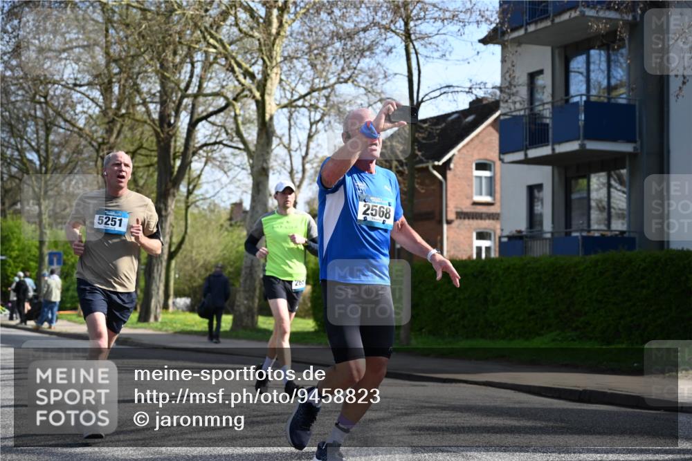 12.04.2026 - 45. Internationalen Wilhelmsburger Insellauf J. Mangold http://msf.ph/oto/9458823 12.04.2026 10:37:39 Ziel 5496, 5251, 3182, 2568, 2657, 4833, 5706, 2105, 4013, 3386, 5289, 2537, 2020, 5363, 2986, 2986, 5732, 3087, 4832, 2605 meine-sportfotos.de