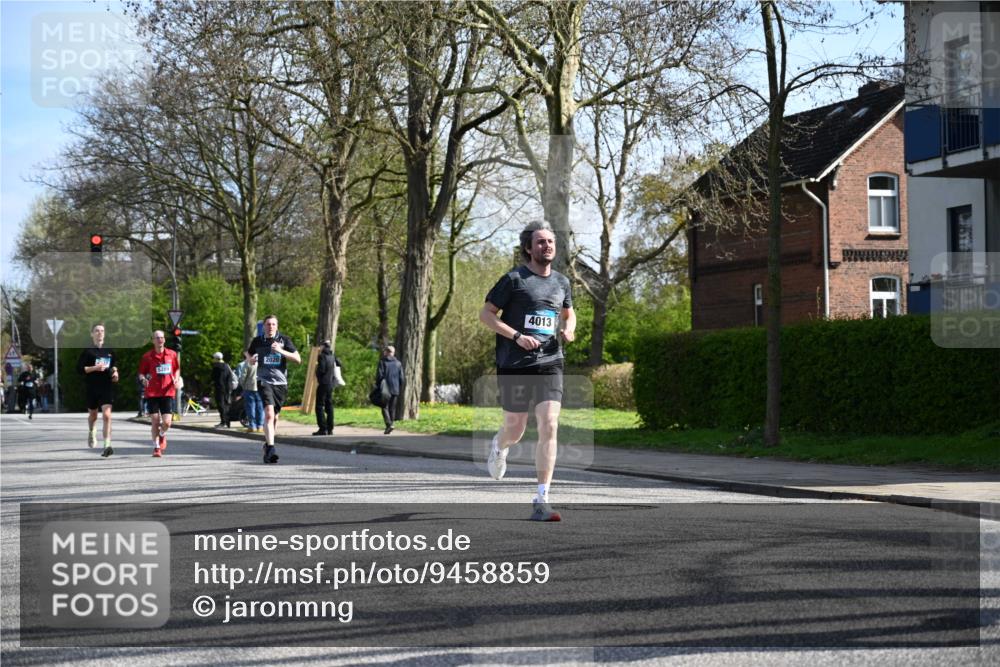 12.04.2026 - 45. Internationalen Wilhelmsburger Insellauf J. Mangold http://msf.ph/oto/9458859 12.04.2026 10:37:54 Ziel 2657, 4833, 5706, 2105, 4013, 3386, 5289, 2537, 2020, 5363, 2986, 5732, 3087, 4832, 2605, 2614, 2614, 4063, 3214, 2710 meine-sportfotos.de