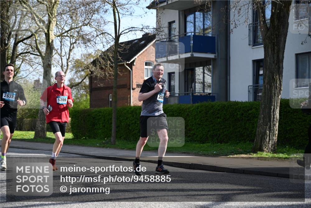 12.04.2026 - 45. Internationalen Wilhelmsburger Insellauf J. Mangold http://msf.ph/oto/9458885 12.04.2026 10:37:58 Ziel 2105, 4013, 3386, 5289, 2537, 2020, 5363, 2986, 5732, 3087, 4832, 3087, 4832, 2605, 2614, 4063, 3214, 3214, 2710, 4264 meine-sportfotos.de