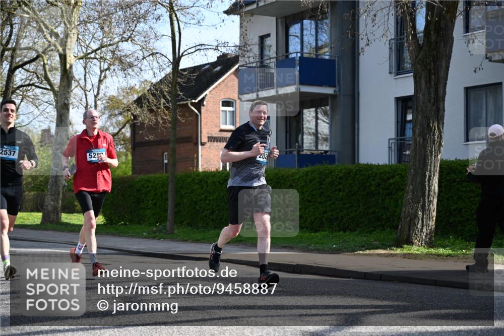 12.04.2026 - 45. Internationalen Wilhelmsburger Insellauf J. Mangold http://msf.ph/oto/9458887 12.04.2026 10:37:59 Ziel 2105, 4013, 3386, 5289, 2537, 2020, 5363, 2986, 5732, 3087, 4832, 2605, 2614, 4063, 3214, 2710, 4264 meine-sportfotos.de