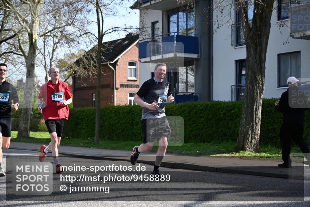 12.04.2026 - 45. Internationalen Wilhelmsburger Insellauf J. Mangold http://msf.ph/oto/9458889 12.04.2026 10:37:59 Ziel 2105, 4013, 3386, 5289, 2537, 2020, 5363, 2986, 5732, 3087, 4832, 2605, 2614, 4063, 3214, 2710, 4264 meine-sportfotos.de