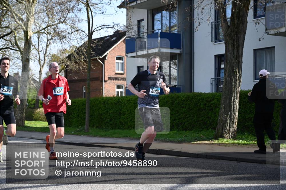 12.04.2026 - 45. Internationalen Wilhelmsburger Insellauf J. Mangold http://msf.ph/oto/9458890 12.04.2026 10:37:59 Ziel 2105, 4013, 3386, 5289, 2537, 2020, 5363, 2986, 5732, 3087, 4832, 2605, 2614, 4063, 3214, 2710, 4264 meine-sportfotos.de