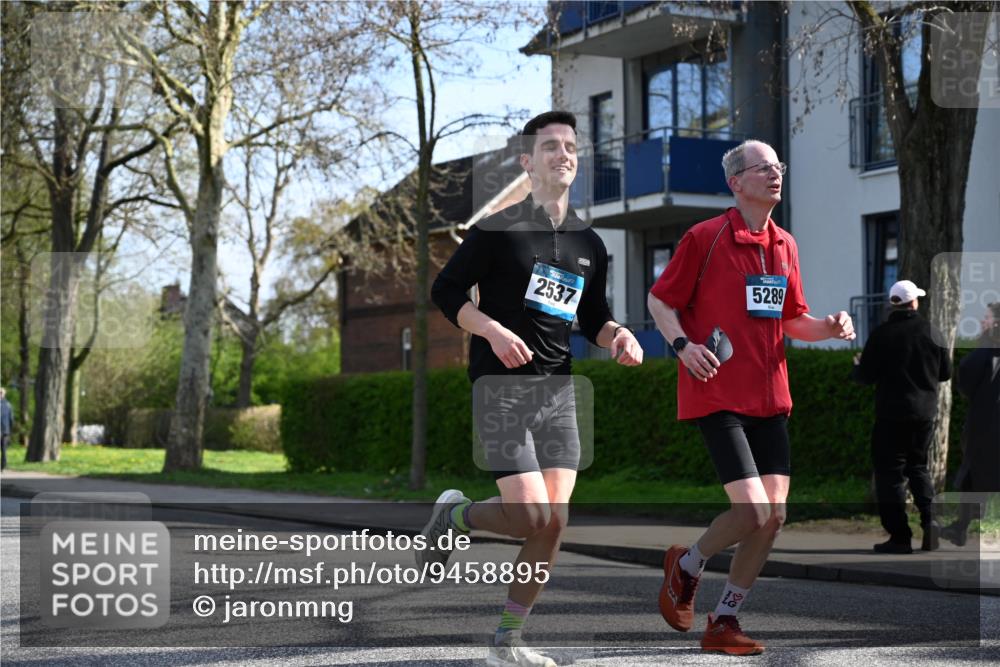 12.04.2026 - 45. Internationalen Wilhelmsburger Insellauf J. Mangold http://msf.ph/oto/9458895 12.04.2026 10:38:00 Ziel 2105, 4013, 3386, 5289, 2537, 2020, 5363, 2986, 5732, 3087, 4832, 2605, 2605, 2614, 4063, 3214, 2710, 4264 meine-sportfotos.de