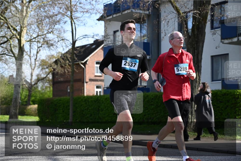 12.04.2026 - 45. Internationalen Wilhelmsburger Insellauf J. Mangold http://msf.ph/oto/9458899 12.04.2026 10:38:00 Ziel 2105, 4013, 3386, 5289, 2537, 2020, 5363, 2986, 5732, 3087, 4832, 2605, 2605, 2614, 4063, 3214, 2710, 4264 meine-sportfotos.de