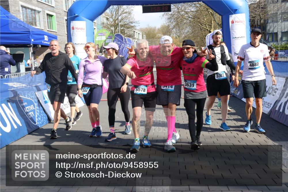12.04.2026 - 45. Internationalen Wilhelmsburger Insellauf Strokosch-Dieckow http://msf.ph/oto/9458955 12.04.2026 10:48:38 Ziel 4882, 2053, 4563, 4866, 2438, 3513 meine-sportfotos.de