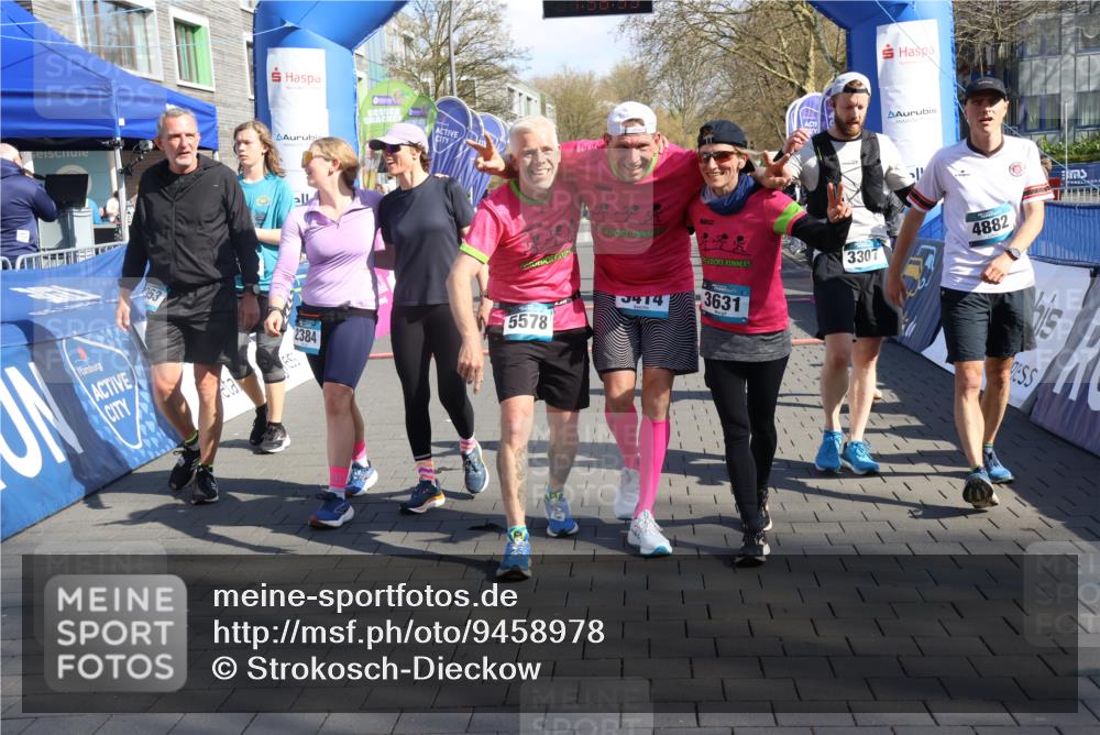 12.04.2026 - 45. Internationalen Wilhelmsburger Insellauf Strokosch-Dieckow http://msf.ph/oto/9458978 12.04.2026 10:48:38 Ziel 4882, 2053, 4563, 4866, 2438, 3513 meine-sportfotos.de